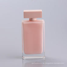 Perfume rosado de la pintura interior de las botellas